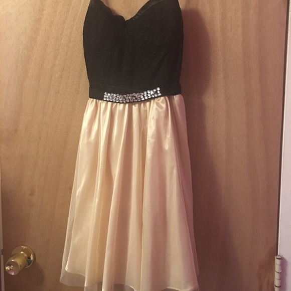 Black and pearl formal dress - Picture 1 of 4